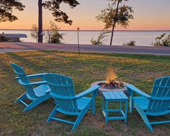 Lakefront 3-bedroom cottage with private dock & amazing sunset view - Arkdale - Patio