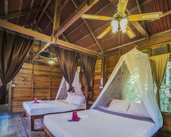 Art's Riverview Lodge - Phanom - Bedroom