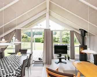 Lively Holiday Home in Otterup With Whirlpool - Otterup - Comedor