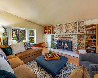 Lyle Canyon / Solitude / Sleeps 8 / Country Quiet - Elgin - Living room