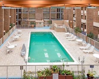 Clarion Hotel & Conference Center Lansing West - Lansing - Pool