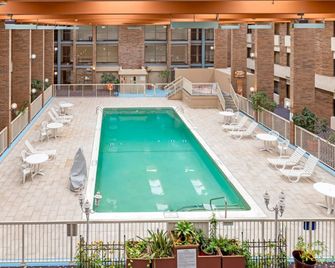 كلاريون هوتل آند كونفرانس سنتر لانسينج ويست - لانسنغ - حوض السباحة