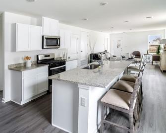 modern 3-br 2bth house w/ WiFi & AC in heart of Gonzales, next to Baton Rouge - Gonzales - Kitchen