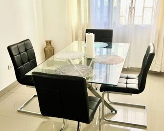 Ub Villas ( The Happy House) - Monrovia - Dining room