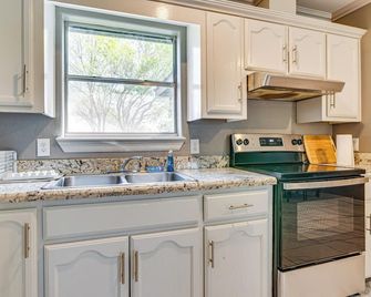 Close to Town and Med Center Weslaco Home - Weslaco - Kitchen