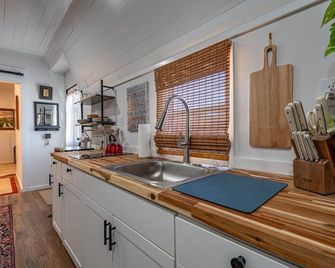 1 BR / 1 BA - Walk to the park, restaurants, breweries & shops in town! - West Jefferson - Cucina