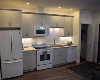 A complete self contained one bedroom apartment. - Lantzville - Kitchen