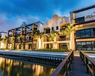 Waterfront Beachhouse Steps Away from Nation's #1 Beach - Clearwater - Building