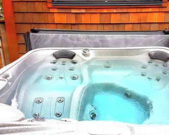 A slice of paradise with Hot Tub - Pet Friendly - Port Renfrew