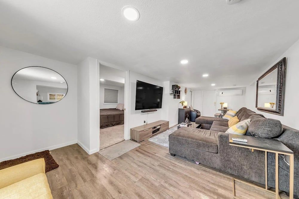 3 bedroom duplex unit walking distance from Downtown - סקרמנטו - סלון