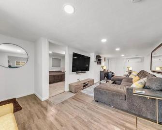 3 bedroom duplex unit walking distance from Downtown - Sacramento - Living room