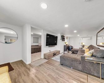 3 bedroom duplex unit walking distance from Downtown - סקרמנטו - סלון