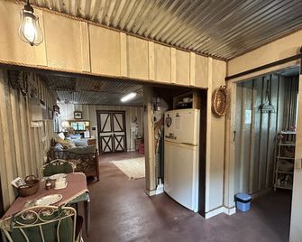 Come explore our Rustic cabin, & trails! - Rhome - Restaurante