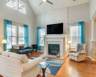 3 Mi to Dtwn Memphis Charming Family Home! - Memphis - Living room