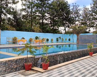4 Bedroom Luxury Farmhouse Villa With Swimming Pool - Manesar - Piscina