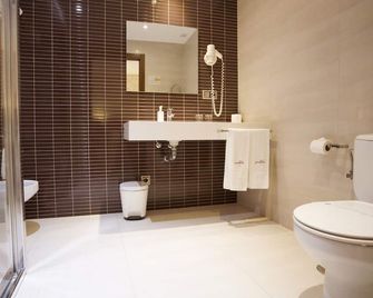 Hotel Piramide - Pontevedra - Bathroom
