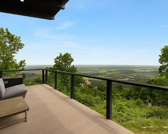 Modern Escape w Mountain Views Fire Pit & Swing - Martinsburg - Balcon