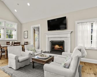 Spacious 5br Old Greenwich Village Home - Walk/Bike To Beach, Train To Nyc - Greenwich - Living room
