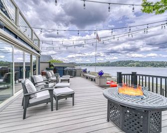 Private Beachfront Home w/ Hot Tub - Walk to Restaurants, Coffee and More! - Allyn - Balcony