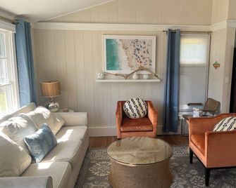 Cozy Cottage With Private Beach Access In The Dunes - Half A Block To The Beach - Amagansett - Wohnzimmer
