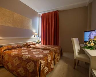 Euro Hotel - Cascina - Habitación