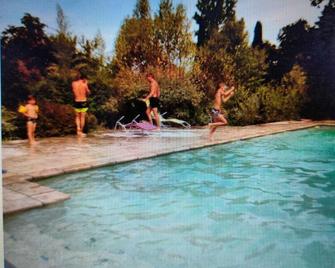 In the countryside with swimming pool near Ardèche - Saint-Jean-de-Maruéjols-et-Avéjan - Piscina