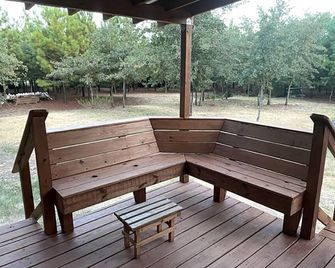 Dream Glamping in Texas in this Cozy, Pet-Friendly Cabin in Bastrop, TX - Bastrop - Patio