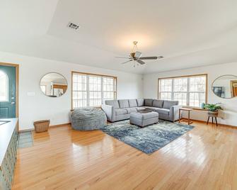 Game Room and Large Yard Vinita Farmhouse! - Vinita - Living room