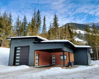 Mountain Retreat Between Revelstoke & Sicamous - Sled, Ski, Hike, Fish, Relax - Malakwa - Building