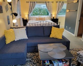 All the amenities of home with no cleaning fees and first breakfast included! - West Linn - Living room