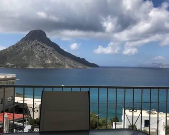 2 Bed - Sleeps 4 - Free Parking - Sea & Mtn View - 卡利姆諾斯島 - 陽台