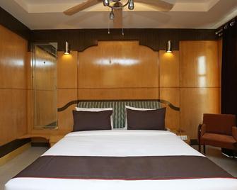 Collection O 186 Hotel Triple C - Cuttack - Bedroom