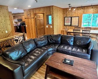 Betsie River Cabin - minutes from Crystal Mountain, Hot Tub, Canoe, Wi-Fi - Thompsonville - Living room