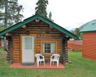 Gwin's Lodge Fir Log Cabin #12 - Cooper Landing - Patio