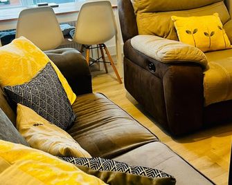 2 Bed Flat - Sleeps 8 - Pets - Garden - Parking - Nottingham - Living room