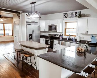 Beautiful and Spatious Vacation Rental with 6 Bedrooms near Owensville, Missouri - Owensville - Cocina