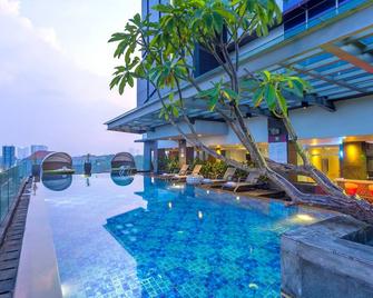 Ibis Styles Surabaya Jemursari - Surabaya - Bể bơi