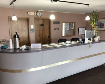 Denison Inn & Suites - Denison - Front desk