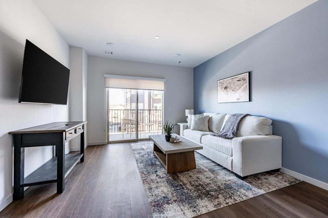 Landing Stylish 1bd Clubhouse Game Room