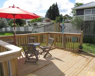 Comfy home opp Gilmour Lake. - Waihi - Patio