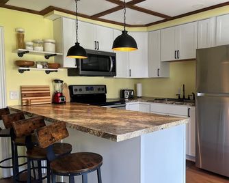 Escape to Historic Schuylerville, Ny! 243 Broad St. Schuylerville, Ny 12871 - Schuylerville - Kitchen
