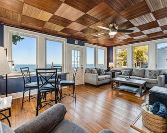 Charming Lakefront home with incredible views on Lake Erie, Lorain OH - Lorain - Sala de estar