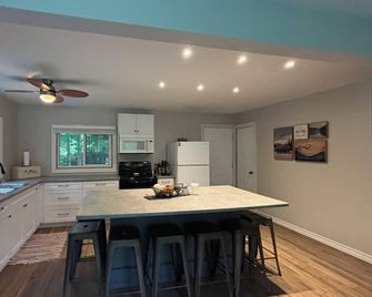 Point Clark Cottage Getaway - Kincardine - Keuken