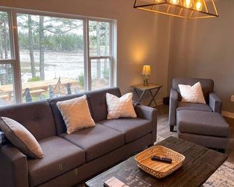 Come enjoy our cottage for your next holiday or family get together - Pocologan - Living room