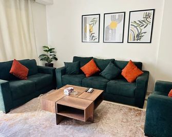 Furnished Apartment in Mivida, New Cairo by Emmar - Madinat Coraya - Sala de estar