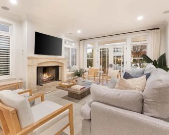Crystal Cove by Avantstay Gorgeous Charm - Newport Beach - Living room