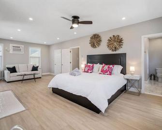 Brand New 6BR - Sleeps 15 - 1.5 Blocks to Beach - Atlantic City - Bedroom