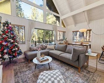 Altavista 2 · Casa Moonridge Spa Updated Midcentury Modern - Big Bear - Salon