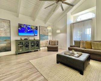 Ocean Oasis-Steps away from the Beach, Pool, Downtown - 포트로더데일 - 거실