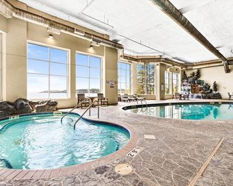Breathtaking Lake Views Studio, 2 Queen - Two Harbors - Pool